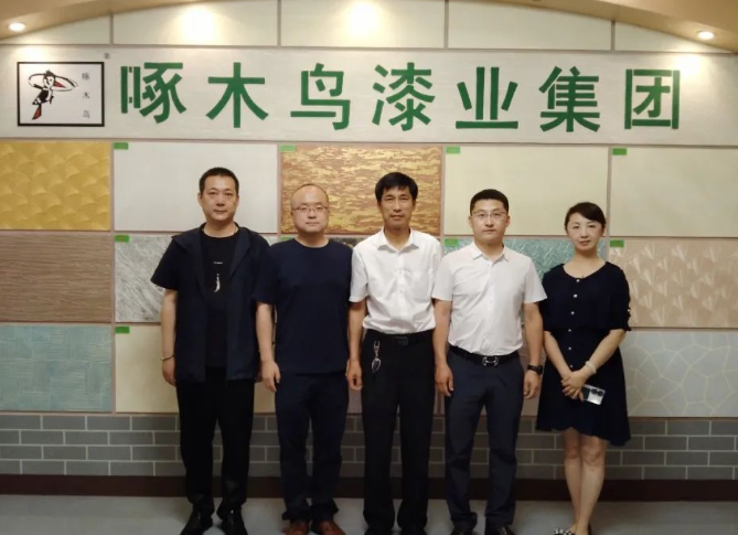 遼寧省陜西商會會長魏鋒、常務副會長楊杰、執行秘書長于佳麗以及遼寧方得技術有限公司副總經理鞏興永一行近日蒞臨啄木鳥漆業集團進行參觀交流。啄木鳥漆業集團董事長楊錄真熱情歡迎了各位會長的到訪，并親自陪同大家參觀了企業的樣板展廳、研發中心、質檢中心以及生產車間等。