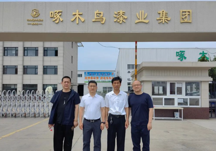 楊錄真董事長向來賓們簡要介紹了啄木鳥漆業集團的整體情況、發展歷程、技術研發、市場布局以及產品應用和工程領域等方面。他表示，啄木鳥漆業自成立以來，憑借企業的科技研發實力和生產能力，一直致力于為市場提供優質的產品和服務。