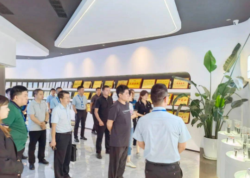 貴州省市場監(jiān)督管理局調(diào)研組近日對固達電纜集團進行了實地調(diào)研。此次調(diào)研旨在深入了解固達電纜集團在電線電纜產(chǎn)品的生產(chǎn)和銷售質(zhì)量安全方面的情況，以配合國家市場監(jiān)督管理總局頒布的第75號和第76號令的落實。固達電纜集團總裁林運芝及相關(guān)部門負(fù)責(zé)人陪同調(diào)研組一行進行了詳細(xì)介紹。