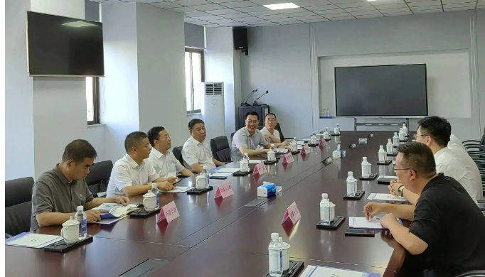 會上，李書記與董事長王建森進(jìn)行了交流，就進(jìn)一步加強(qiáng)企業(yè)的研發(fā)創(chuàng)新和提升產(chǎn)品技術(shù)含量等方面提出了寶貴的意見和建議。他強(qiáng)調(diào)中瑞橡膠作為優(yōu)質(zhì)企業(yè)應(yīng)該發(fā)揮示范引領(lǐng)作用，推動橡膠行業(yè)實(shí)現(xiàn)高質(zhì)量發(fā)展。
