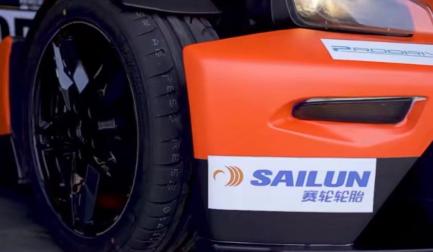 吉利銘泰集團(tuán)全新賽事IP——MINTIMES GP銘泰大賽車旗下的KTM X-BOW CUP賽事如火如荼地開賽。作為官方指定輪胎，賽輪PD系列半熱熔輪胎為車手們的競速之旅提供了強(qiáng)大的動力，憑借超強(qiáng)的抓地力和極致的操控性，為現(xiàn)場觀眾奉獻(xiàn)了一場兼具速度與激情的視覺盛宴。