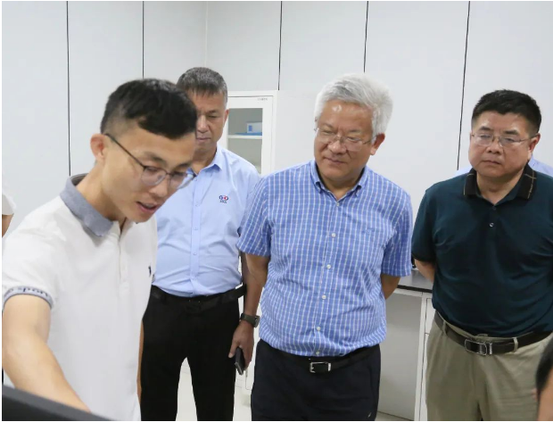 臨工重機副總經(jīng)理李連剛、王仁賓，總經(jīng)理助理盧立強，數(shù)字化研究院院長童偉，高機制造技術(shù)研究院院長劉志軍，礦機制造技術(shù)研究院院長蔣周偉，生產(chǎn)綜合部經(jīng)理劉月昌，金利集團董事長徐小龍，副總裁王玉寶，油缸制造部部長李夢龍共同參觀了賽輪集團。這次參觀為雙方進一步加強合作提供了重要的契機。