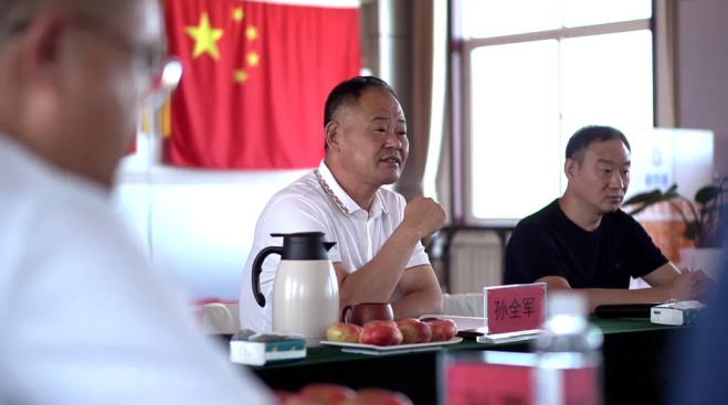 在會上，董事長孫全軍發(fā)表了重要講話。他指出，市場營銷工作是企業(yè)發(fā)展的關(guān)鍵，上半年銷售工作雖然取得了一定成績，但仍存在較大的提升空間。孫全軍強(qiáng)調(diào)，下半年各代理商應(yīng)以“咬定青山不放松”的精神狀態(tài)，努力實現(xiàn)在線纜銷售量的突破。