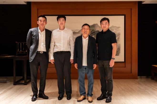 江蘇興達鋼簾線有限公司副總經理劉濤攜杭友明一行蒞臨華勤集團進行考察交流。華勤集團黨委書記牛宜順與總經理牛飛熱情接待了這次重要的訪問。