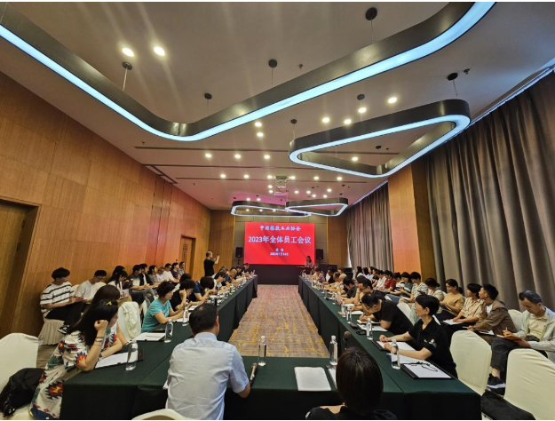 雷昌純主持了7月14日召開(kāi)的全體員工會(huì)議，隨后乳膠分會(huì)秘書(shū)長(zhǎng)凃燕玲、橡膠制品分會(huì)秘書(shū)長(zhǎng)宋巖、膠鞋分會(huì)秘書(shū)長(zhǎng)王剛、骨架材料專(zhuān)業(yè)委員會(huì)秘書(shū)長(zhǎng)于濤，分別進(jìn)行了交流發(fā)言。