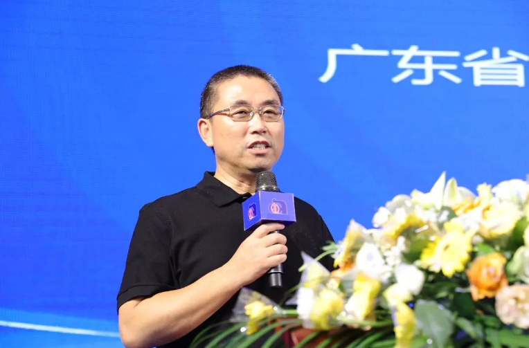 陳冰會長在講話中指出，今年是改革開放45周年，也是經(jīng)濟形勢最嚴峻的一年，但他認為這也可能是未來幾年最好的一年。然而，當前的經(jīng)濟形勢仍然嚴峻，經(jīng)濟復蘇出現(xiàn)滯后，特別是二季度經(jīng)濟回落加速，三季度依然沒有好轉(zhuǎn)的跡象。