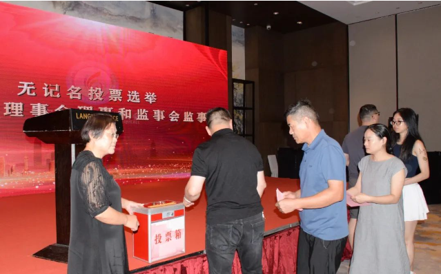 在第二階段的商會(huì)四屆一次理事會(huì)、監(jiān)事會(huì)會(huì)議中，代表們進(jìn)一步審議通過(guò)了第四屆理事會(huì)、監(jiān)事會(huì)選舉辦法，其中包括選舉產(chǎn)生第四屆理事會(huì)會(huì)長(zhǎng)單位、副會(huì)長(zhǎng)單位、理事單位以及監(jiān)事長(zhǎng)和秘書長(zhǎng)名單。投票結(jié)果由大會(huì)總監(jiān)票人宣布。