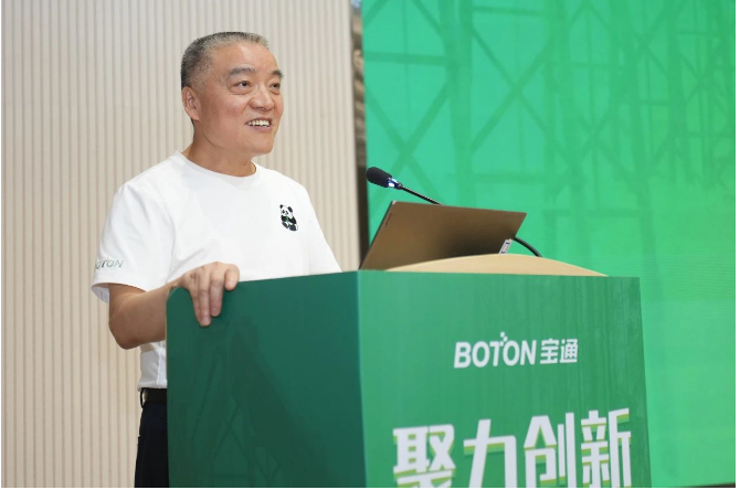 寶通科技董事長包志方在致辭中強調了寶通在全球化戰(zhàn)略下取得的成就和全球合作的重要性。他指出，可持續(xù)發(fā)展已成為寶通使命的核心要素和戰(zhàn)略的重要組成部分。在講話中，包總還談到了全球氣候變化、資源短缺等挑戰(zhàn)，以及政府和國際組織對可持續(xù)發(fā)展的重視。他強調了供應鏈可持續(xù)發(fā)展的重要性，強調只有與所有利益相關方一道，齊心協(xié)力，深度協(xié)同，互相賦能，以更可持續(xù)的科技與商業(yè)行為，才能提升供應鏈整體質量，開創(chuàng)更新的格局。