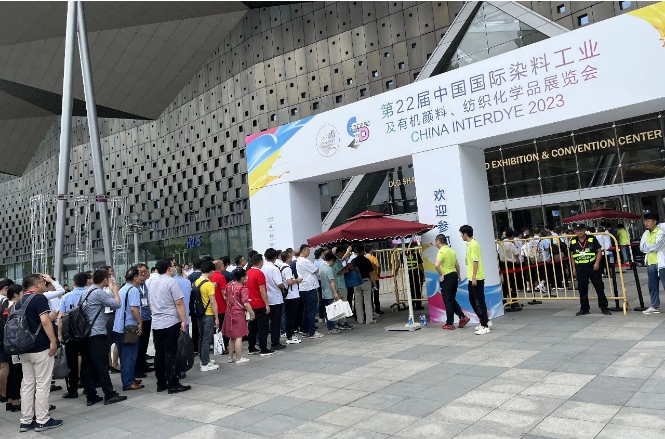 第22屆中國國際染料工業(yè)及有機(jī)顏料、紡織化學(xué)品展覽會在上海世博展覽館圓滿落幕。本屆展會吸引了來自全球15個國家和地區(qū)的600余家企業(yè)報(bào)名參展，展出總面積高達(dá)50000平方米。展會中涵蓋了各類先進(jìn)的環(huán)保型染料、有機(jī)顏料、助劑、中間體、儀器環(huán)保設(shè)備、配套服務(wù)等，為企業(yè)創(chuàng)造了新的機(jī)遇，拓展了新的市場。