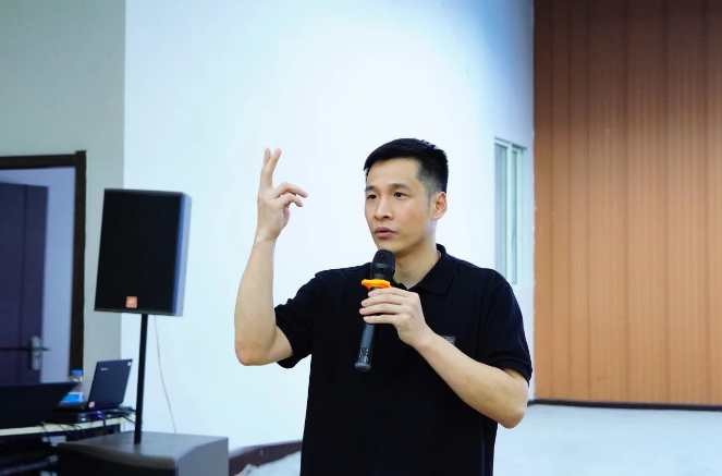集團輪胎事業部梅總在會上用實際業績數據肯定了各公司上半年的辛勤努力，同時明確指出了未來工作需要提升的方向和具體目標。他強調要打開和升級思維，多角度思考行動，并在正確的方向中以激進的方式去突破，找出更高效、更優質的工作方法。