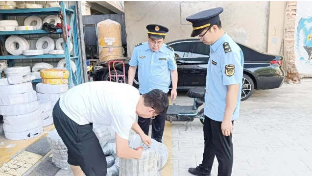，膠州市市場監(jiān)管局正在積極采取多項措施，旨在推動全市電線電纜行業(yè)的行風(fēng)建設(shè)和產(chǎn)品質(zhì)量的安全意識。針對此目標(biāo)，該局從壓緊壓實企業(yè)責(zé)任、加強監(jiān)督檢查、強化質(zhì)量控制、普法宣傳和綜合監(jiān)管等方面入手，全力推進電線電纜行業(yè)的良性發(fā)展。