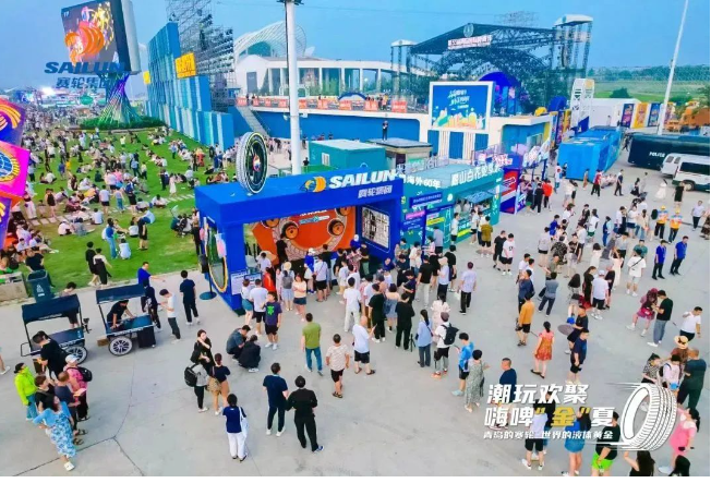 青島國際啤酒節(jié)一直以來都是青島的超級(jí)城市IP，也成為了亞洲最大的啤酒盛會(huì)。本屆啤酒節(jié)的主題是“開放”，與賽輪集團(tuán)的品牌發(fā)展路徑相契合。二十余年來，賽輪集團(tuán)始終以開放的姿態(tài)融入世界潮流，與全球接軌。誠邀各方游客來到賽輪集團(tuán)嘉年華現(xiàn)場(chǎng)，一同與“自帶光環(huán)”的液體黃金輪胎相會(huì)，與來自五湖四海的好友舉杯，感受啤酒的激情、青島的熱情，以及賽輪集團(tuán)的真情!
