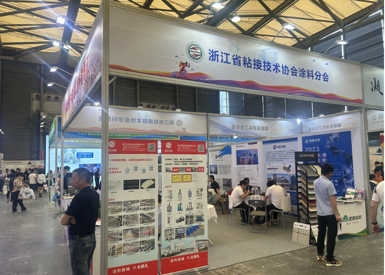 近日，浙江省粘接技術協會涂料分會聯合浙江地區涂料企業，共同參展本屆涂料展覽會，旨在加強與全國涂料產業鏈同仁的技術研發、產學研合作、技術服務和創新成果轉化等方面的合作。據了解，該分會的展位吸引了眾多參展觀眾駐足體驗、洽談，展位活躍度較高。