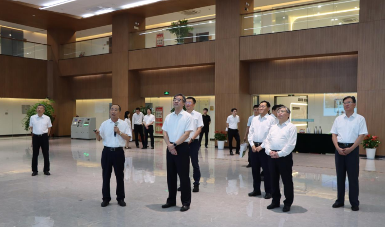 山東省委常委、省政府副省長曾贊榮率領代表團蒞臨金能化學進行參觀考察。