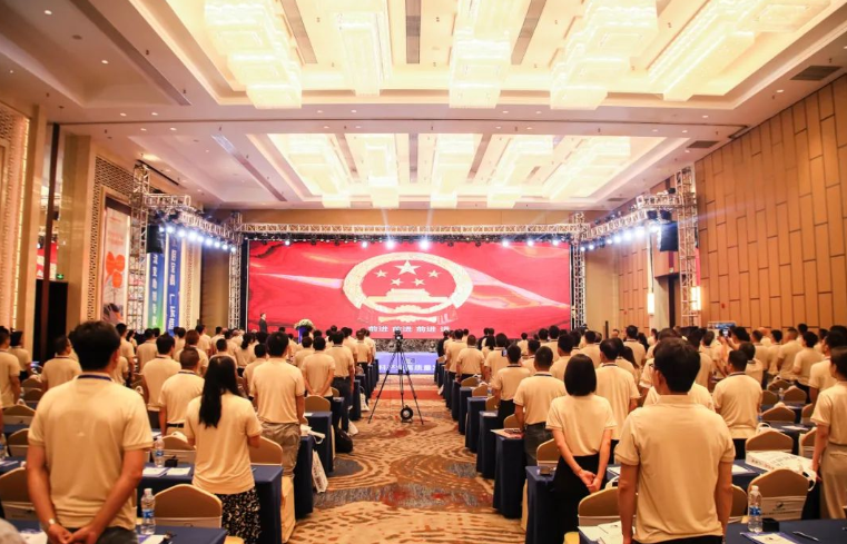 以“守正創(chuàng)新 提質(zhì)增效”為主題的2023廣東涂料產(chǎn)業(yè)高質(zhì)量發(fā)展大會(huì)暨廣東省涂料行業(yè)協(xié)會(huì)第九屆第三次會(huì)員代表大會(huì)在江門鶴山福朋喜來登酒店盛大舉行。來自廣東省工業(yè)與信息化廳材料處、應(yīng)急管理廳危化處以及涂料行業(yè)協(xié)會(huì)等領(lǐng)導(dǎo)，以及行業(yè)各理事單位、會(huì)員單位、涂料行業(yè)媒體代表等近500人參加此次盛會(huì)，共同探討廣東涂料產(chǎn)業(yè)的高質(zhì)量發(fā)展之路。