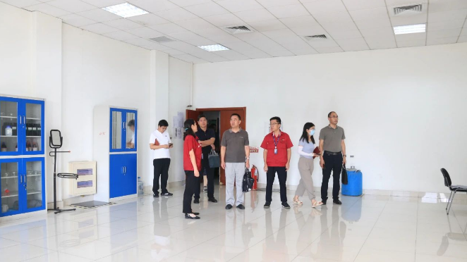 山東省東營(yíng)市科技局四級(jí)調(diào)研員王新俊，市科技局農(nóng)社科科長(zhǎng)、機(jī)關(guān)黨委負(fù)責(zé)人楊行德，市科技局高新科負(fù)責(zé)人馬向明等領(lǐng)導(dǎo)到萬(wàn)達(dá)寶通輪胎公司進(jìn)行了深入調(diào)研和指導(dǎo)工作。墾利區(qū)科技局黨組書記、局長(zhǎng)張鵬，區(qū)科技局研究室主任張芳芳陪同。