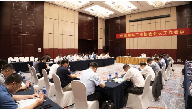 除劉普軍會長外，會議還吸引了中國涂料工業協會名譽會長孫蓮英、副會長丁艷梅以及秘書長劉杰的關注和參與。整個會議充滿了積極的討論和交流氛圍。