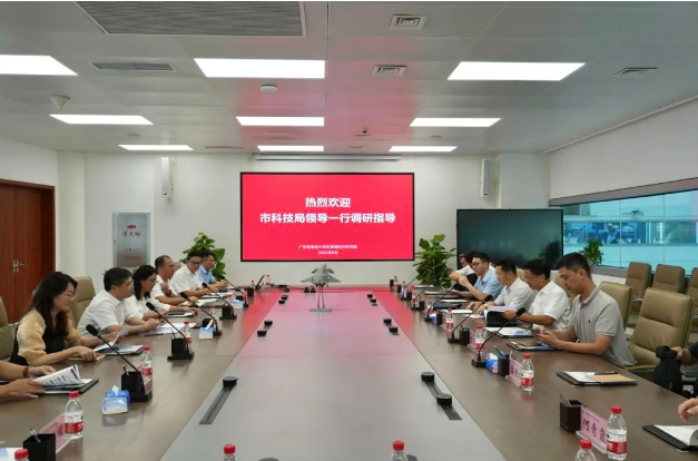 王桂林一行參觀了飛行起降動力學(xué)大裝置的核心設(shè)備，包括輪胎高加速試驗臺、道面環(huán)境模擬試驗臺、起落架擺振試驗臺以及飛行器落震試驗臺。他詳細(xì)了解了這些設(shè)備的安裝和調(diào)試進(jìn)度，以及與之相關(guān)的科研進(jìn)展和人才培養(yǎng)計劃。