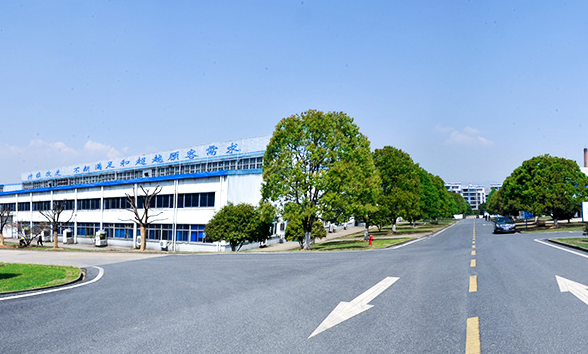 ，為了迎合市場對輕量化產品的需求并加強公司的核心競爭力，中鼎股份宣布了一項戰略舉措。根據公司公告，中鼎股份計劃聯合安徽中鼎控股(集團)股份有限公司(以下簡稱“中鼎集團”)和上海亞德林有色金屬有限公司(以下簡稱“亞德林公司”)，合資設立一家新公司，以推動安徽中鼎密封件股份有限公司的產業升級，優化供應鏈體系結構，并擴大相關產品范疇，從而更好地布局輕量化業務。