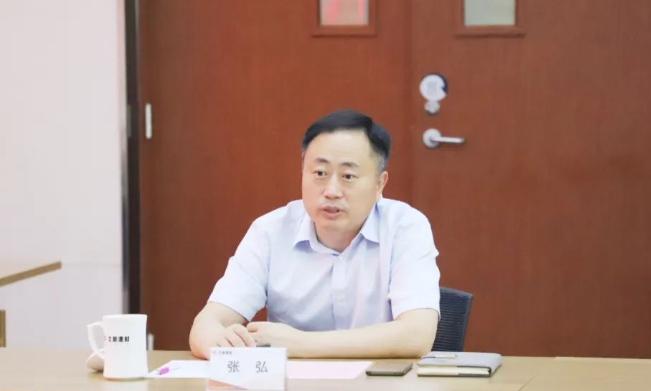 在會議上，北新防水副總經(jīng)理張弘回顧了北新防水的發(fā)展歷程和產(chǎn)業(yè)發(fā)展情況，并強(qiáng)調(diào)了雙方在價值觀和合作基礎(chǔ)方面的契合。他表示，雙方在新型綠色建材開發(fā)領(lǐng)域擁有廣闊的合作空間，希望通過此次戰(zhàn)略合作簽約，啟動一系列綠色產(chǎn)品開發(fā)項(xiàng)目，不僅加深雙方合作，更實(shí)現(xiàn)強(qiáng)強(qiáng)聯(lián)合、共同發(fā)展的目標(biāo)。