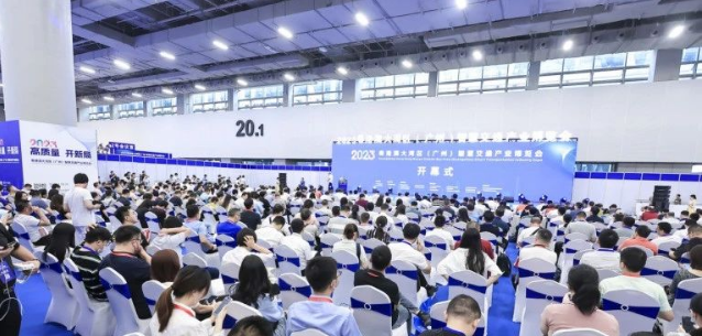 2023粵港澳大灣區(qū)(廣州)智慧交通產(chǎn)業(yè)博覽會(huì)于8月24-26日盛大開(kāi)幕。在這個(gè)為期三天的盛會(huì)上，城市智慧交通領(lǐng)域的創(chuàng)新與融合成為了焦點(diǎn)。以“高質(zhì)量 開(kāi)新局”為主題的本次博覽會(huì)聚焦于構(gòu)建立體交通產(chǎn)業(yè)生態(tài)，涵蓋了智慧交通、智慧港口、智慧停車(chē)、軌道交通、國(guó)際客車(chē)與新能源車(chē)輛等主題。