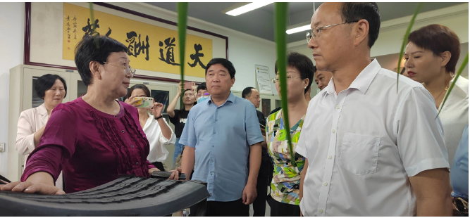 隨后，參觀團(tuán)一同來到了萬通三樓的輪胎文化園。張秀麗通過生動(dòng)的解說，展示了輪胎從生產(chǎn)到報(bào)廢的全生命周期和其所蘊(yùn)含的價(jià)值。她特別強(qiáng)調(diào)了輪胎翻新的重要性，指出在循環(huán)經(jīng)濟(jì)中，輪胎翻新能夠發(fā)揮巨大作用，實(shí)現(xiàn)低碳減排和綠色經(jīng)濟(jì)的目標(biāo)。