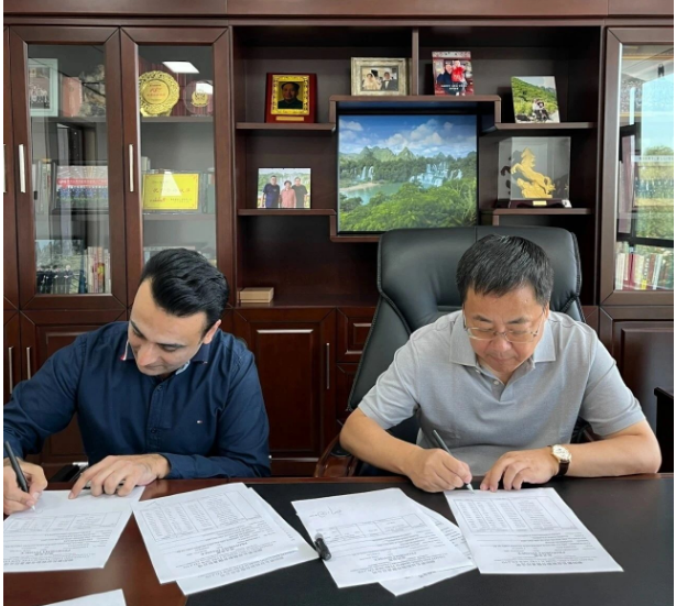 日前，朝陽新長征輪胎有限責任公司迎來了一位特別的客商賽伊德，這是因為受到疫情影響，他們已經有四年沒有見面了。賽伊德是一家巴基斯坦公司的負責人，他們向中國銷售新長征輪胎生產的斜交胎已經有50多年的歷史。