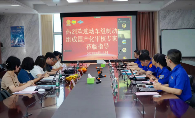 近日，四方股份在南京召開了南京利德東方動車組制動軟管組成技術方案及裝車評審會。會議邀請了中國鐵科院金屬及化學研究所、中車制動系統有限公司、中國鐵路濟南局青島機車車輛監(jiān)造項目部等單位的專家組成評審專家組。四方股份總經理王春明、副總經理兼研究院院長王亮燕、總經理助理劉寅以及項目組成員參加了本次評審。