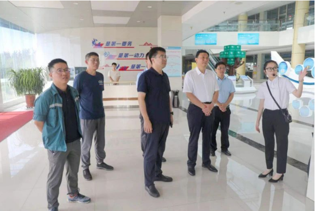 ，劉普軍會長一行抵達焦作市，受到了龍佰集團董事長和奔流以及黨委書記張剛的熱情接待。龍佰集團向代表團介紹了公司的發展歷程，并帶領他們參觀了硫酸法和氯化法鈦白粉生產工廠、企業技術中心等設施。座談交流中，劉普軍會長對龍佰集團在環保方面的努力給予了充分肯定，他提出了對企業未來發展的殷切希望，鼓勵企業在環保標準、技術創新等方面繼續發力，為綠色發展貢獻力量。