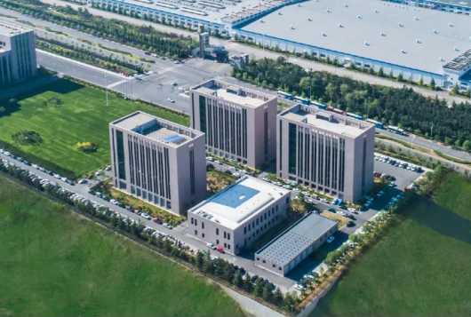 三角輪胎發(fā)布了2023年上半年的業(yè)績報告。數(shù)據(jù)顯示，上半年，三角輪胎實現(xiàn)了營業(yè)收入達到51.9億元，同比增長了21.5%;實現(xiàn)歸屬上市公司股東的凈利潤6.1億元，同比增長180%。