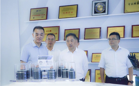 在萬馬創新園的展廳，宦金元副市長一行詳細了解了萬馬股份的發展歷程、核心業務、產業結構和產品優勢等。他們不僅聆聽了公司高管關于光伏項目的介紹，還觀看了相關的項目視頻。這次考察使他們對萬馬股份在新智造電纜領域的概況以及在企業綠色發展方面取得的成果有了更加具體的了解。