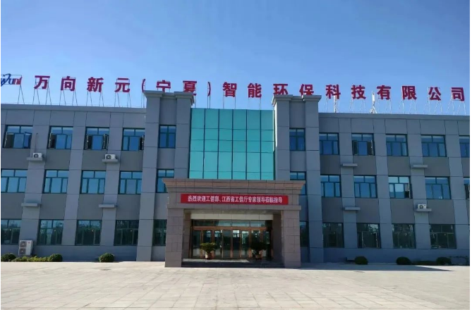 近日，工信部信管局專家、中國信通院工業(yè)互聯(lián)網(wǎng)信息模型聯(lián)合實驗室主任余思聰率領(lǐng)5G工廠試點示范項目現(xiàn)場調(diào)研組赴前往寧夏青銅峽市，對新元科技的5G全連接工廠項目進行了實地調(diào)研。在調(diào)研中，團隊深入考察了工廠的基礎(chǔ)設(shè)施建設(shè)、廠區(qū)現(xiàn)場升級、關(guān)鍵環(huán)節(jié)應(yīng)用、網(wǎng)絡(luò)安全防護等方面，并親身體驗了多個5G+工業(yè)互聯(lián)網(wǎng)典型應(yīng)用場景。