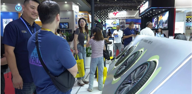 不僅如此，賽輪集團(tuán)還展示了其液體黃金轎車胎產(chǎn)品家族中的高端定制輪胎產(chǎn)品，即液體黃金彩邊胎。這些輪胎以朱砂紅、孔雀藍(lán)、耀金黃和熒光綠等炫彩高顏值的設(shè)計，滿足了更多車主的個性化用胎需求。