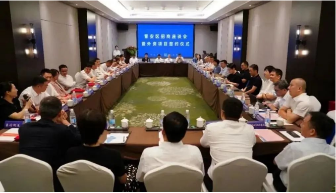 近日，福州市晉安區(qū)舉行招商座談會暨外資項(xiàng)目簽約儀式，在此次盛會上，佳通輪胎福建區(qū)域總部項(xiàng)目在福州市外資項(xiàng)目對接暨中印尼“兩國雙園”推介會上簽約。