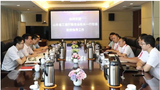山東省工業(yè)和信息化廳軟件與信息服務業(yè)處處長陳克全一行來到軟控股份，深入研究橡膠輪胎行業(yè)工業(yè)軟件的研發(fā)、應用和推廣情況。軟控股份公司副總裁向坤宏熱情接待了到訪領導。
