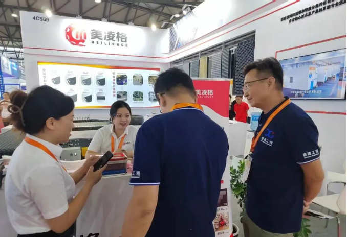 展會期間，眾多參觀者對美凌格的輪胎傳送帶解決方案給予了高度評價?？蛻艏娂姳硎荆懒韪竦南冗M技術和創新產品為生產線的運作提供了更高效的解決方案，使他們在提高生產效率的同時，降低了成本和資源浪費。