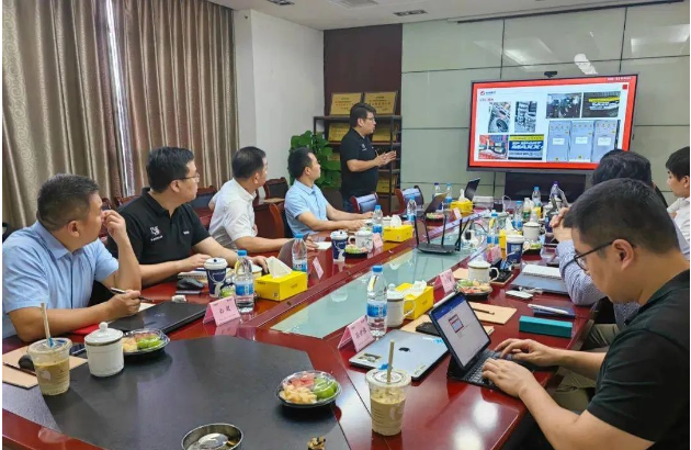 會議伊始，就利得系服務(wù)商上半年銷售復(fù)盤總結(jié)，從批發(fā)渠道、零售渠道、定價策略和品牌運營等多個角度進行了深入分析。利得系目前在發(fā)展中面臨一些挑戰(zhàn)和難題，雙方進行了原因分析，并共同探討了解決問題的策略和措施。