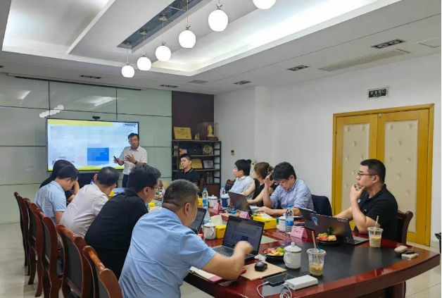 長期以來，住友橡膠與利得體系保持著緊密的合作伙伴關(guān)系，已經(jīng)合作超過20年。這次會議再次強調(diào)了雙方對鄧祿普品牌的深厚情感和堅定信念。在當前行業(yè)發(fā)展面臨困難的時刻，雙方高層的決心和合作精神將有助于解決當前的挑戰(zhàn)，開創(chuàng)更加光明的未來。