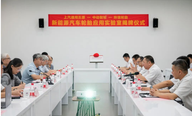 與上汽通用五菱密切合作的合作伙伴之一，玲瓏輪胎也在汽車產業中扮演著重要的角色。他們多年來一直致力于提高零部件的質量，以滿足客戶對高品質和高性能輪胎的需求。這些努力得到了全球60多家汽車廠的認可，使其成為中國輪胎行業的佼佼者。