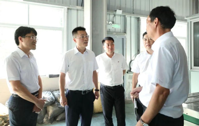 浙江省臺州市三門縣委書記陳曦一行前往珠岙鎮，就橡膠行業的優化提升工作展開深入調研。此次行動旨在進一步充分發揮三門縣在橡膠資源方面的優勢，將其轉化為可持續發展的競爭優勢。