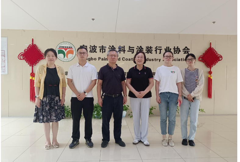 此外，童鴻根秘書長一行還參觀了寧波涂協(xié)的工作展示墻、榮譽墻和檔案管理區(qū)，深入了解了協(xié)會的整體情況以及秘書處的日常工作動態(tài)，對寧波涂協(xié)的工作管理給予了高度贊賞。