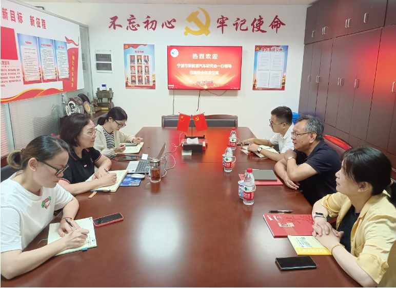 為促進(jìn)不同行業(yè)協(xié)會之間的交流與合作，共同提升服務(wù)會員企業(yè)的能力，寧波市新能源汽車研究會代表團于9月20日蒞臨寧波市涂料與涂裝行業(yè)協(xié)會，展開深入交流。