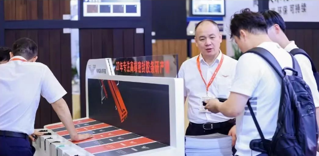 據了解，榮基公司在本次展會上展示了一系列密封膠條產品，包括TPV三復合膠條、三元乙丙膠條、氯丁橡膠膠條和硅膠膠條等，這些產品廣泛應用于門窗幕墻、家用電器、光伏等多個領域，為高品質生活提供全方位的支持。