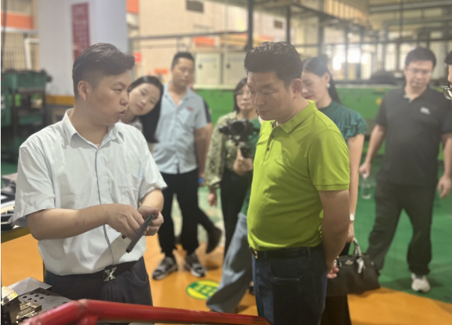 榮基塑料制品有限公司一直以來(lái)致力于創(chuàng)新和卓越，為門(mén)窗行業(yè)提供高品質(zhì)的密封膠條產(chǎn)品。在曾奎會(huì)長(zhǎng)的引領(lǐng)下，走訪團(tuán)成員深入?yún)⒂^了榮基公司的智能化車(chē)間。2022年底，榮基對(duì)其煉膠中心進(jìn)行了全面煥新升級(jí)，引進(jìn)了全自動(dòng)上輔機(jī)和下落式密煉機(jī)混煉膠系統(tǒng)，并植入了自動(dòng)化管理系統(tǒng)，這不僅進(jìn)一步提高了產(chǎn)能，也徹底提升了企業(yè)的智能化管理水平。