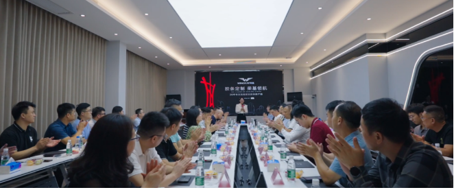 在隨后的座談會(huì)上，雙方進(jìn)行了深入的交流與探討。座談會(huì)由榮基公司總經(jīng)理劉進(jìn)容主持，他詳細(xì)介紹了榮基的發(fā)展歷程、技術(shù)優(yōu)勢(shì)和經(jīng)典項(xiàng)目。特別值得一提的是，劉總還詳細(xì)闡述了榮基專(zhuān)為門(mén)窗企業(yè)研發(fā)的全新整框焊接密封膠條的性能和優(yōu)勢(shì)，引起了在座嘉賓的濃厚興趣。