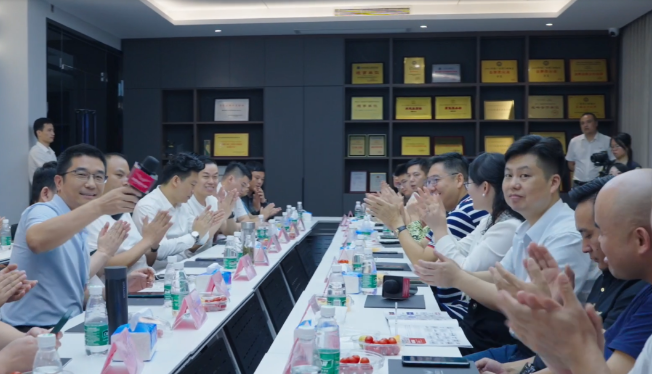 此次考察活動(dòng)不僅讓廣東省門(mén)窗協(xié)會(huì)的成員們更深入地了解了榮基密封膠條的研發(fā)和生產(chǎn)過(guò)程，也讓他們深切感受到了榮基26年來(lái)一直堅(jiān)持的“以技術(shù)取勝”的初心。高質(zhì)量發(fā)展已經(jīng)成為時(shí)代主題，門(mén)窗行業(yè)的提升也是不可逆轉(zhuǎn)的趨勢(shì)。榮基愿與門(mén)窗企業(yè)攜手同行，共同為人們提供更高品質(zhì)的生活保障。
