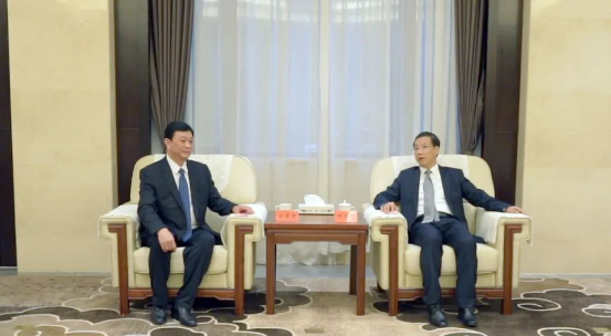 萬正峰書記在會見中指出，濮陽市地理位置優(yōu)越，是豫東北地區(qū)的重要中心城市之一。近年來，濮陽市積極推動產(chǎn)業(yè)升級和轉(zhuǎn)型發(fā)展，形成了以石油化工、裝備制造、食品加工等為主導(dǎo)的產(chǎn)業(yè)體系。涂料產(chǎn)業(yè)作為其中的重要分支，正蓬勃發(fā)展。中國·濮陽綠色涂料產(chǎn)業(yè)園作為全國首家綠色涂料產(chǎn)業(yè)園，已吸引了眾多知名企業(yè)如展辰、東方雨虹、三棵樹、立邦等入駐，展現(xiàn)出廣闊的發(fā)展前景。