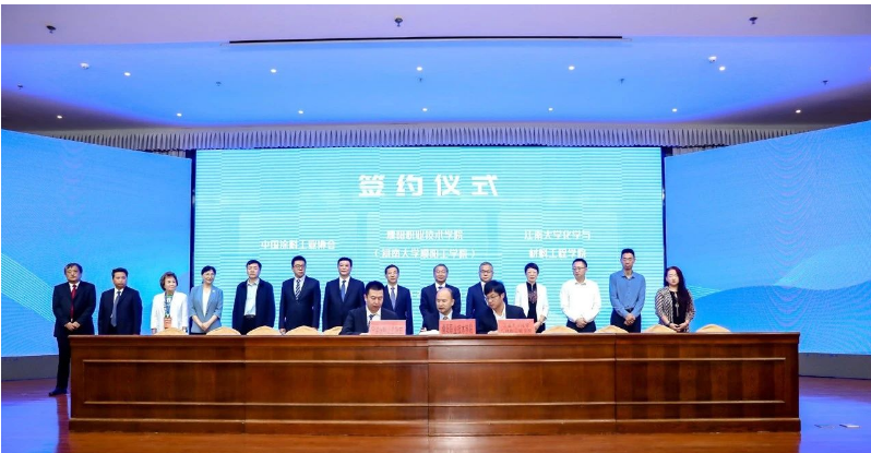 第二組為濮陽職業技術學院黨委委員、工會主席楊世宇分別與中國涂料工業協會秘書長劉杰、江南大學化學與材料工程學院院長劉仁簽訂戰略合作框架協議，旨在共同進行人才培養、共建科研平臺、聯合開展技術創新攻關等多方面合作。