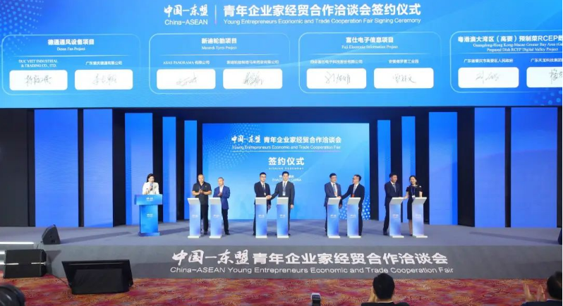 據了解，新迪輪胎項目計劃投資高達20億元人民幣，將在馬來西亞彭亨州馬中關丹產業園內興建一個面積超過700,000平方米的工業4.0工廠。該工廠將主要專注于生產和銷售乘用車子午線輪胎(PCR)、輕卡子午線輪胎(LTR)以及客貨車子午線輪胎(TBR)。這一重大合作項目由駿鴻實業有限公司的子公司投資建設，目前已順利啟動，為雙方帶來了共贏的機會。