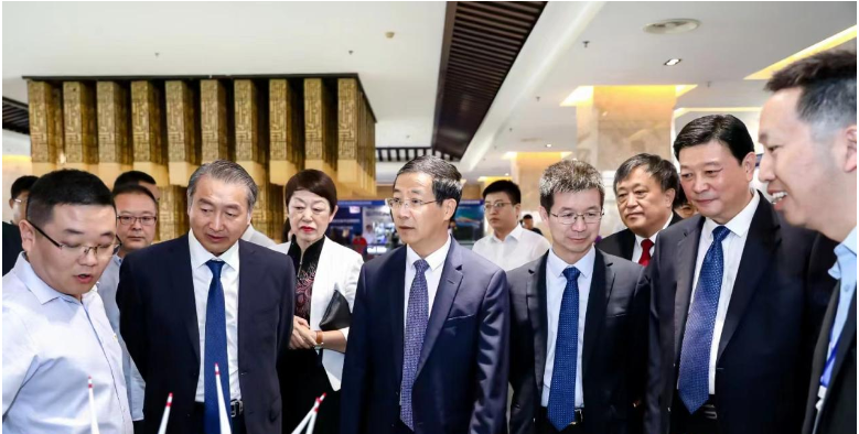 此次大會匯聚了國內(nèi)外知名企業(yè)代表，充分體現(xiàn)了高端化和國際化。各國涂料行業(yè)領袖也分享了各自國內(nèi)涂料市場的現(xiàn)狀和經(jīng)濟社會發(fā)展趨勢。同時，會議還聚焦輻射固化涂料、仿生涂層材料等領域的最新發(fā)展現(xiàn)狀，為涂料產(chǎn)業(yè)的可持續(xù)發(fā)展提供了寶貴經(jīng)驗。